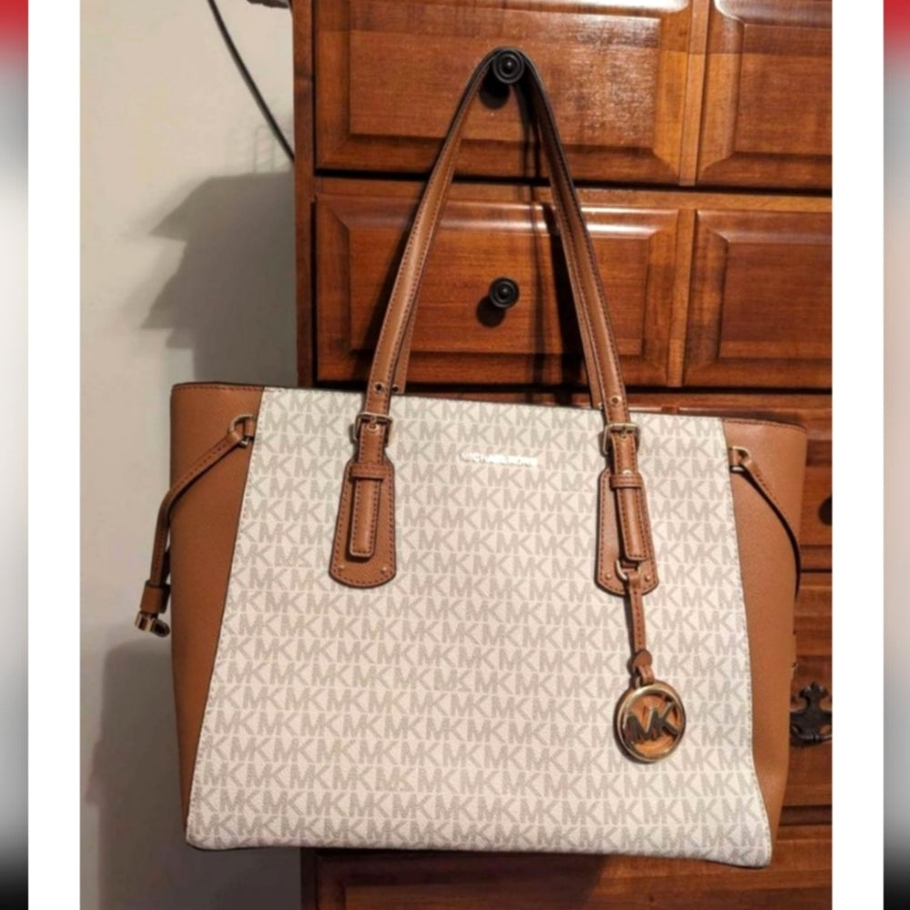 Michael kors
Voyager large Logo Tote Bag