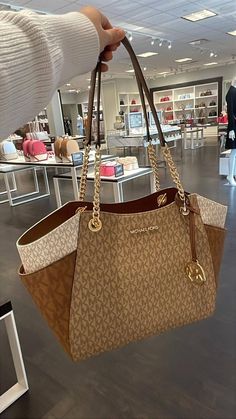 Michael kors
Voyager large Logo Tote Bag
