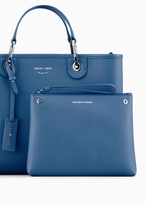 Armani Exchange
Size. 26x 21 x 10cm