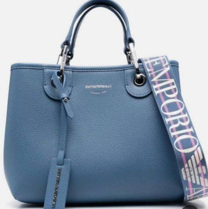 Armani Exchange
Size. 26x 21 x 10cm