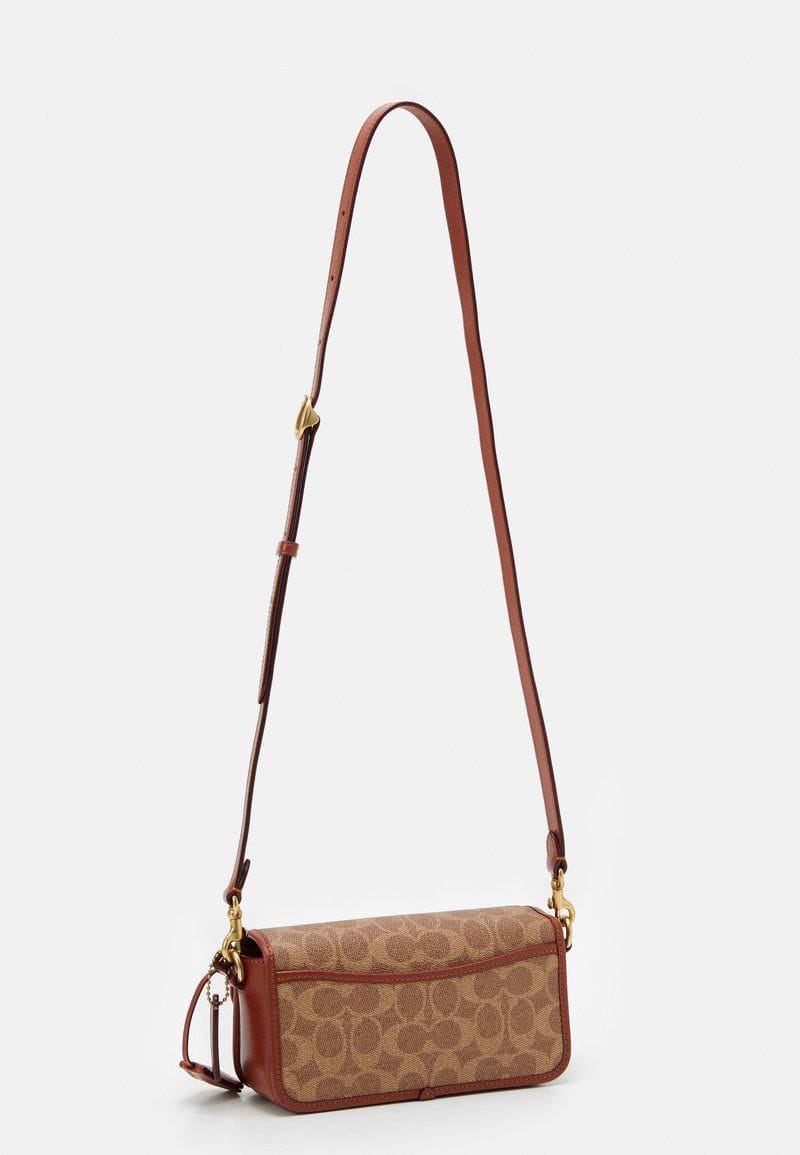 coach studio canvas