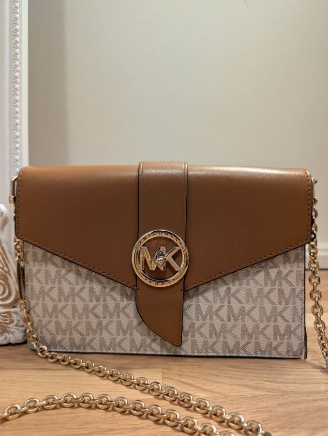 Michael Kors
Signature Mk Charm Mid Wallet On Chain Crossbody