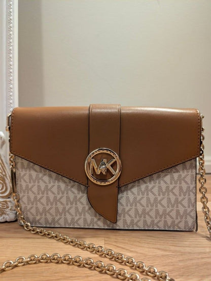 Michael Kors
Signature Mk Charm Mid Wallet On Chain Crossbody