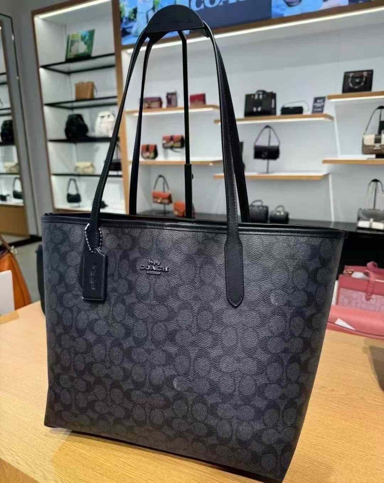 Coach
City Tote in Signature