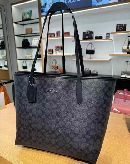 Coach
City Tote in Signature