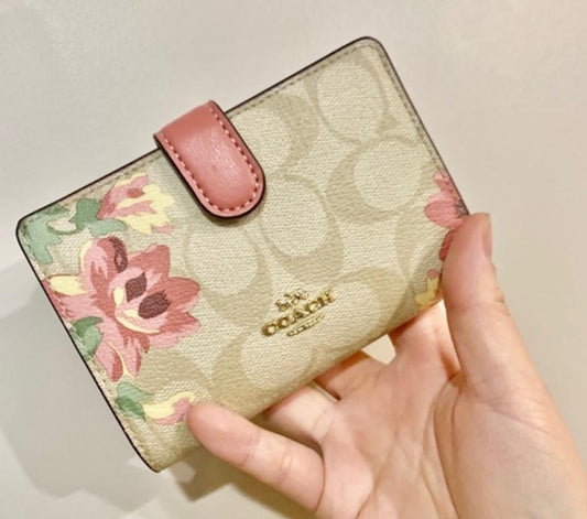 Coach Original Classic MEDIUM CORNER ZIP WALLET IN SIGNATURE CANVAS WITH LILY PRINT LIGHT KHAKI/PINK MULTI/GOLD