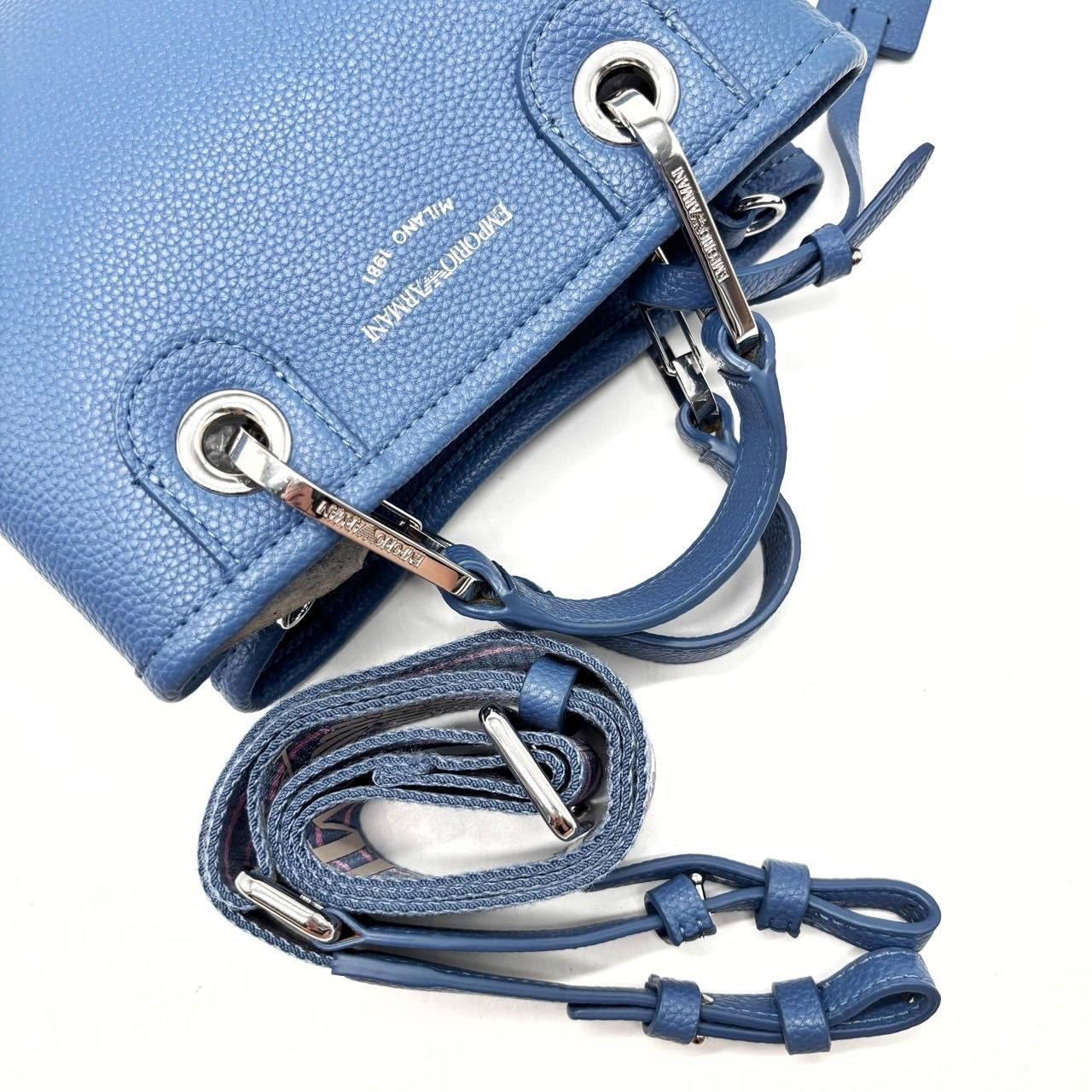 Armani Exchange
Size. 26x 21 x 10cm