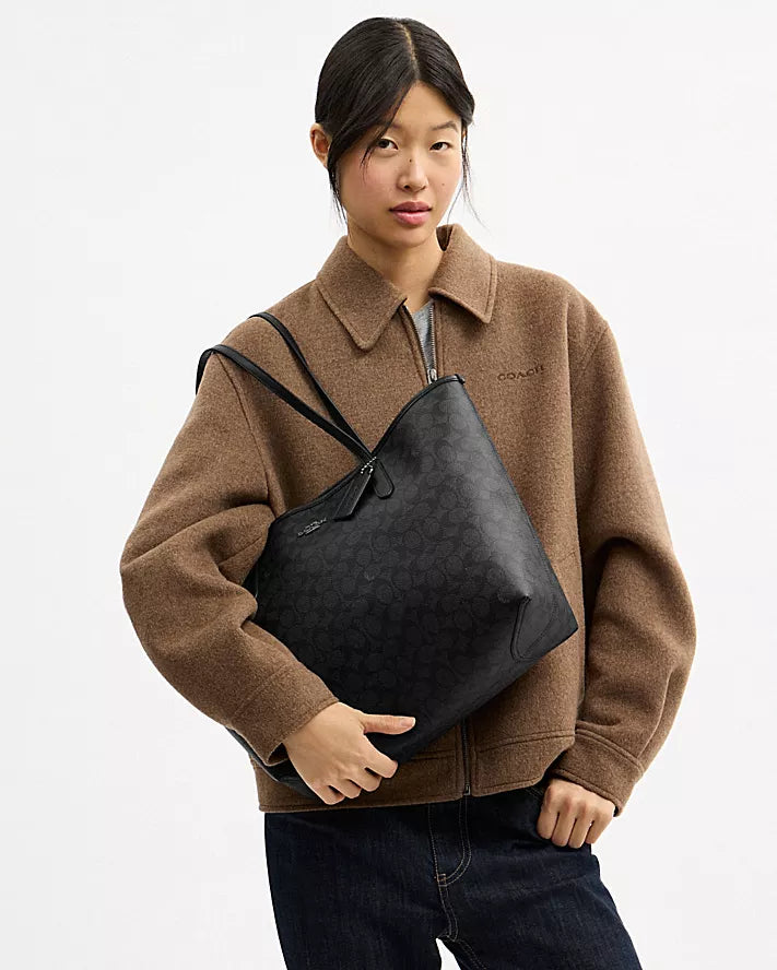 Coach
City Tote in Signature