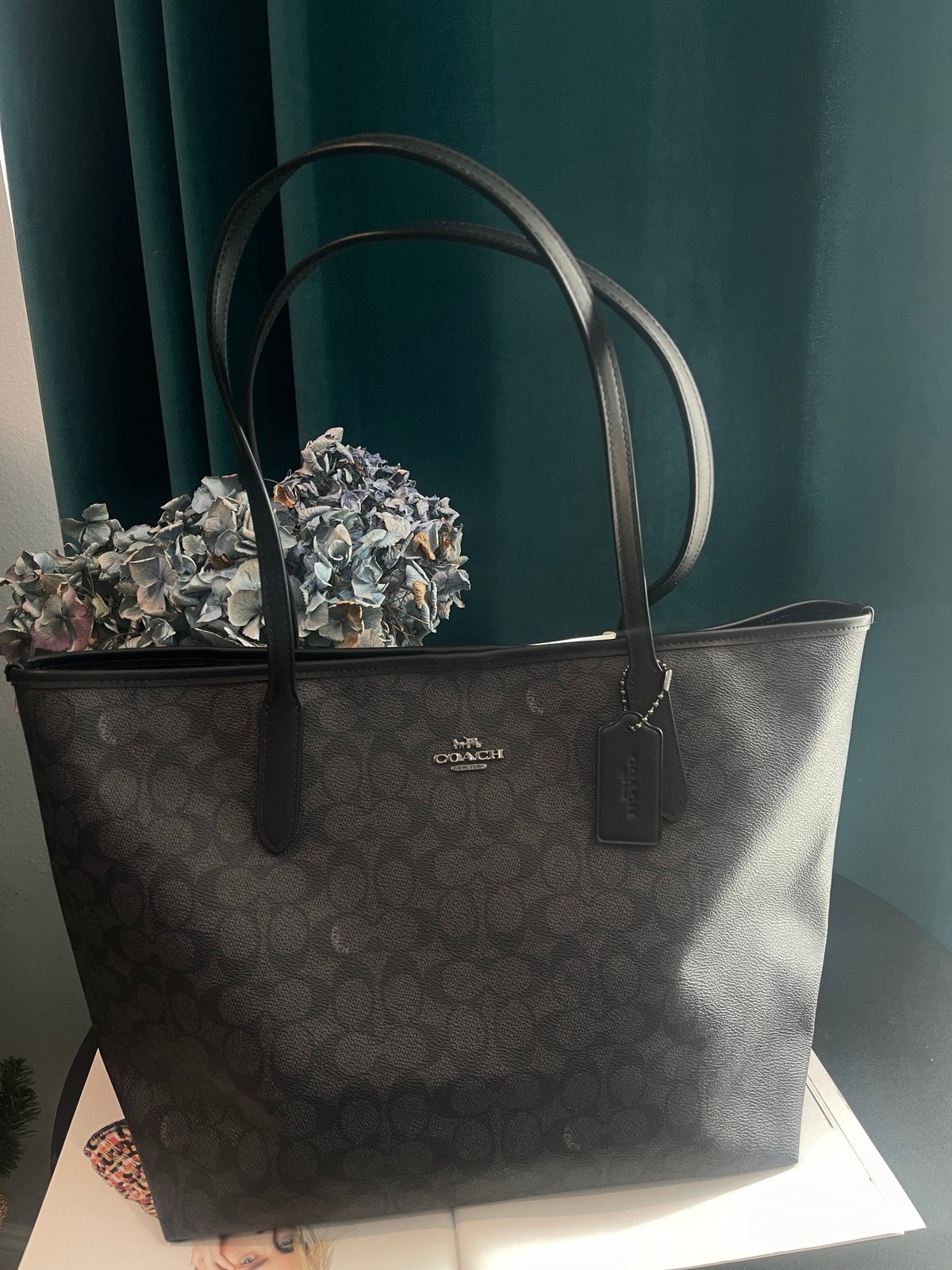 Coach
City Tote in Signature