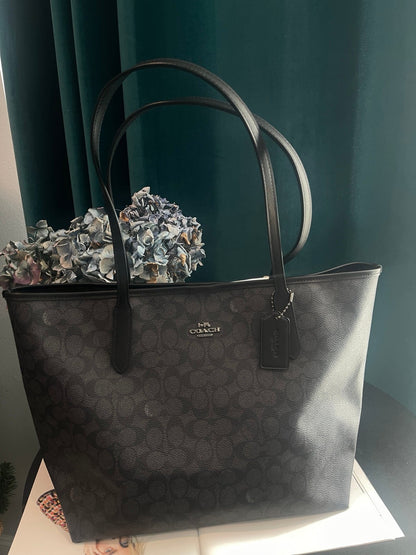 Coach
City Tote in Signature